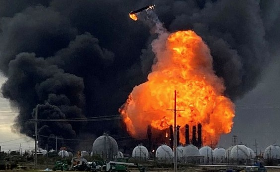 Huge Explosion Reported at US Refinery; Residents Told to Shelter Indoors