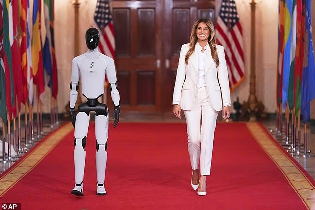 Robot Rolls Out the Red Carpet: Melania Trump Makes Jaw-Dropping White House Entrance as Humanoid Introduces Her in Futuristic First