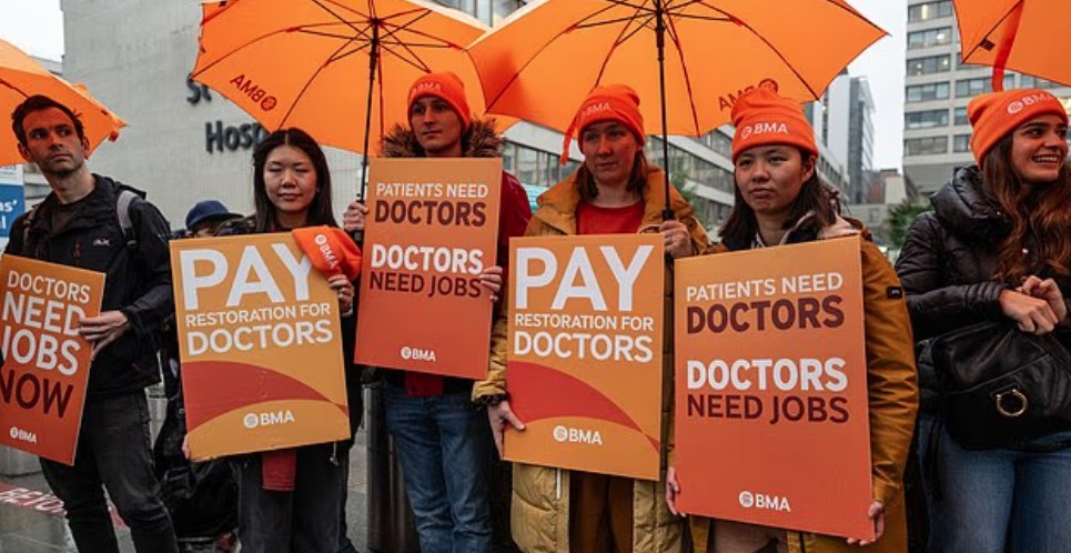 Easter Chaos Looms: Junior Doctors to Walk Out for SIX Days in Bitter Pay Row – Patients Face Major Disruption as Union Demands 26% Rise
